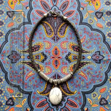 가죽과 실버 부품 화이트 터콰이즈 펜던트 탑 초커