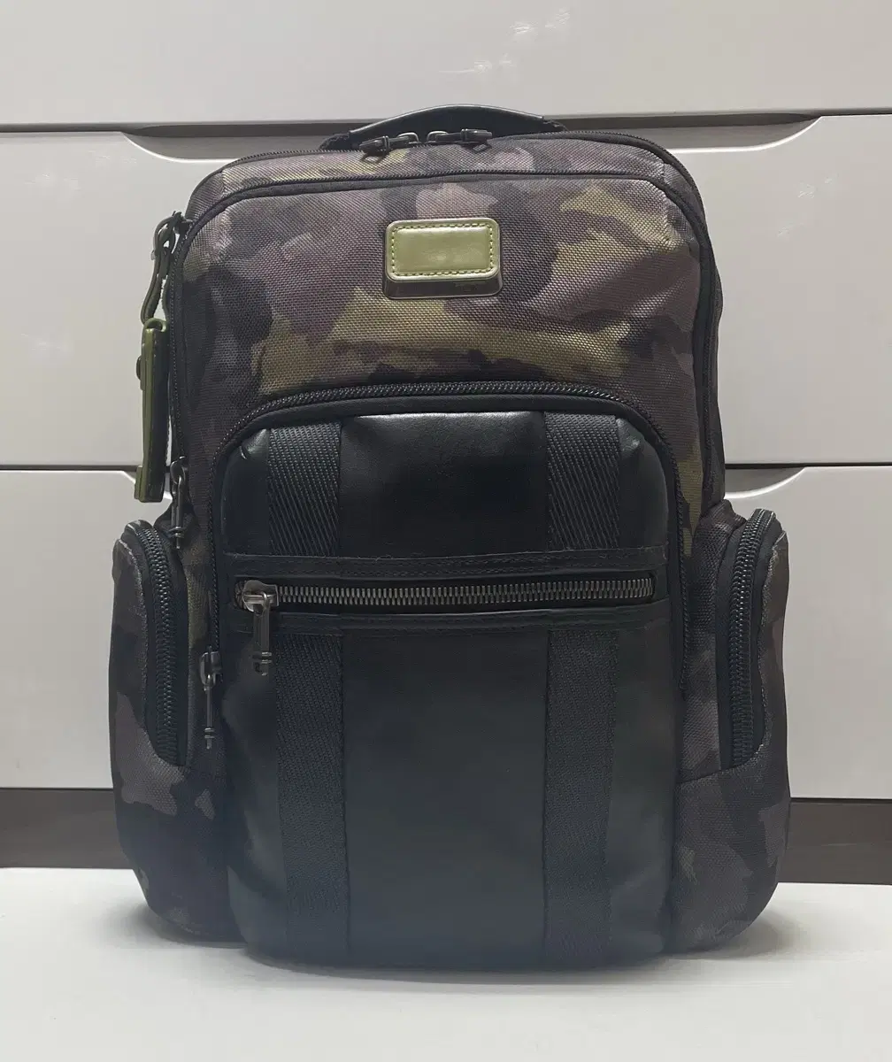 투미(TUMI) 알파 브라보 넬리스 백팩 232681GCM입니다
