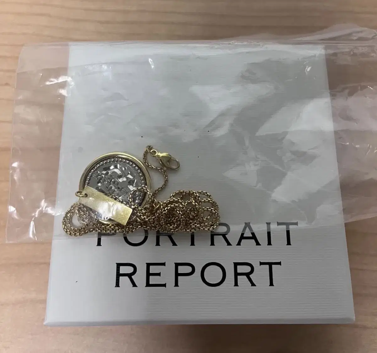 포트레이트 리포트 Logo Big Coin Pendant Necklace