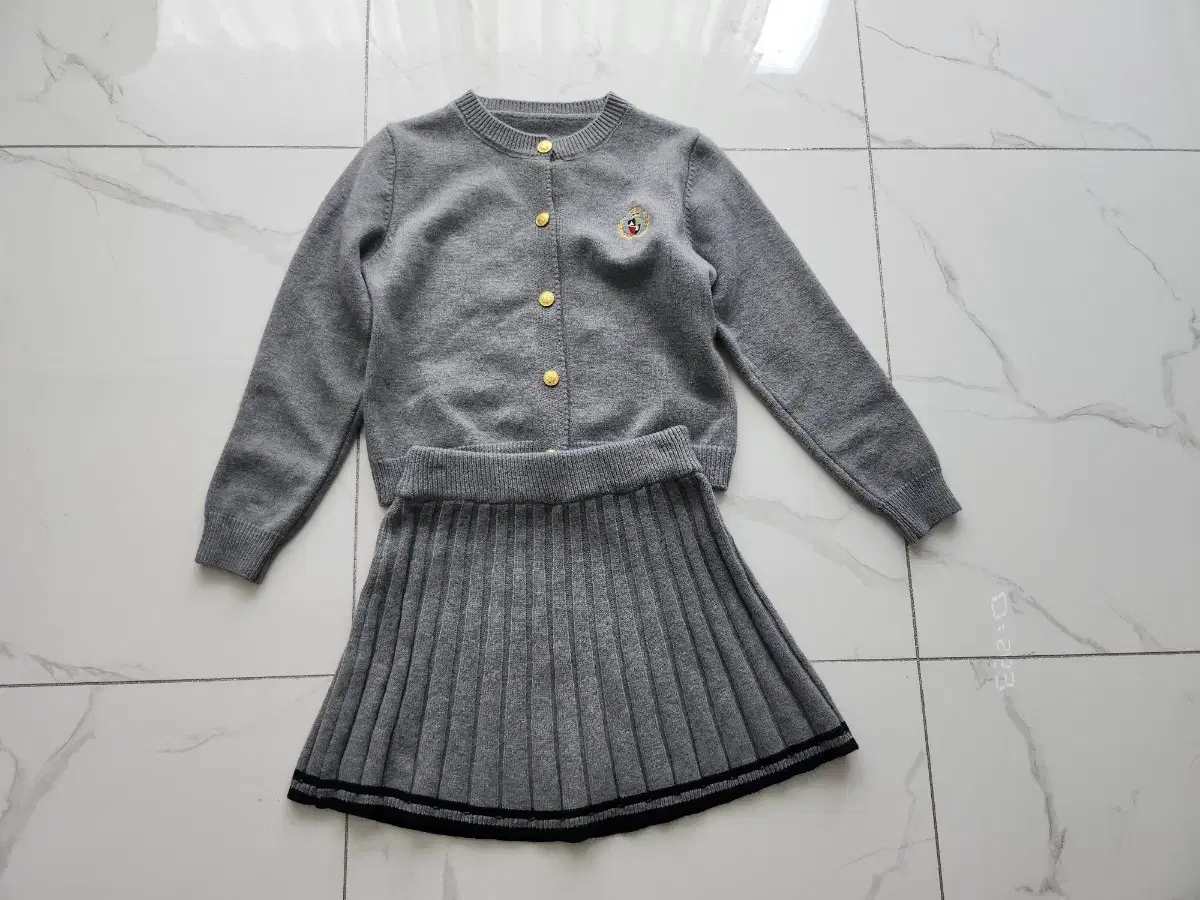Preppy-style knit cardigan pleated skirt set