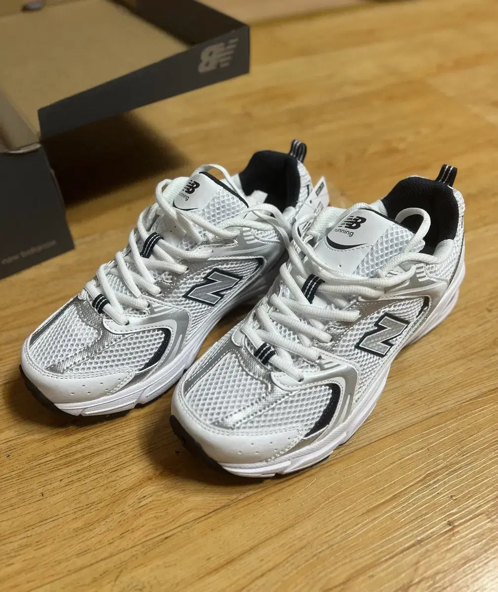 뉴발란스 530 MR530SG 250 사이즈 팝니다.