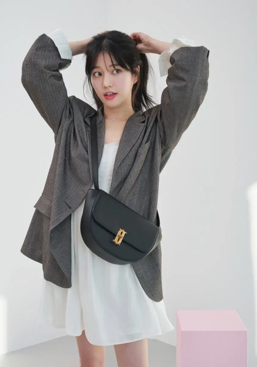 (새상품) 제이에스티나 조엘 새들백 블랙 크로스백 여성가방 이유비 착용