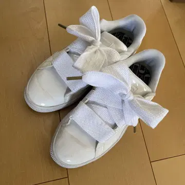 푸마 에나멜 바스켓 하트 페이턴트 리본 스니커즈 화이트 23.5cm