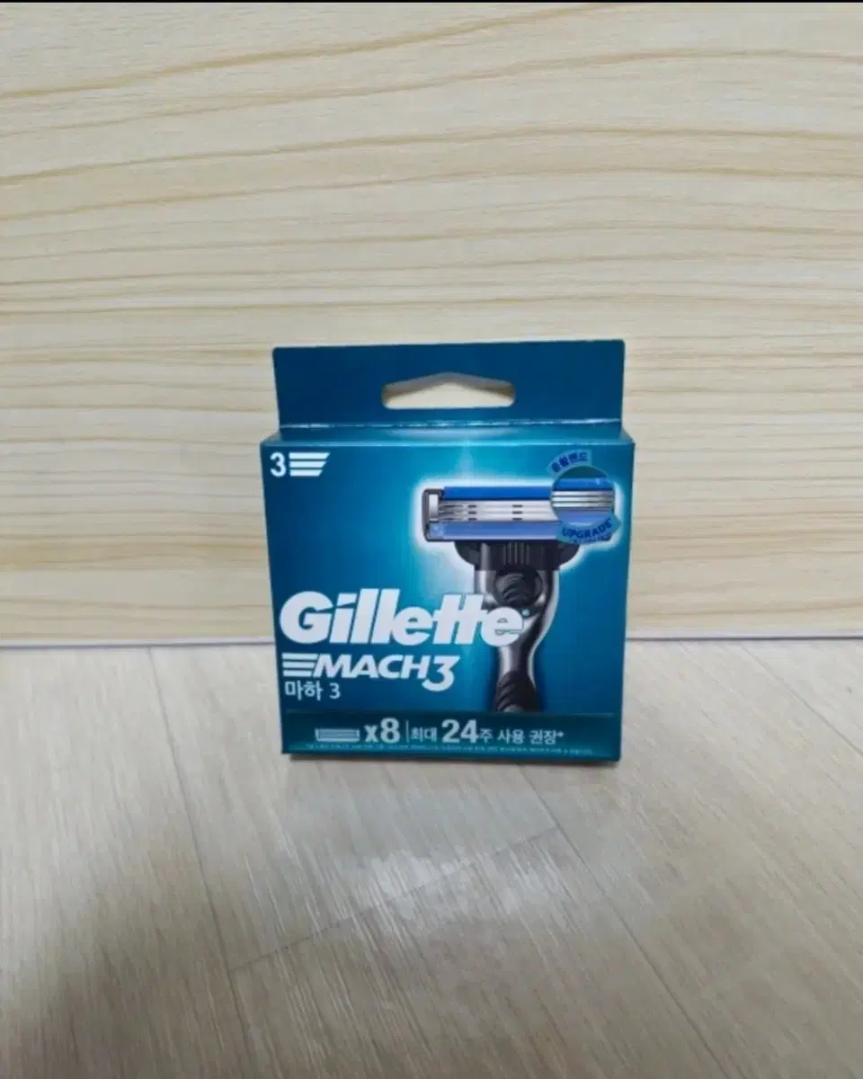 8 Gillette Mach 3 Classic razor blades.
