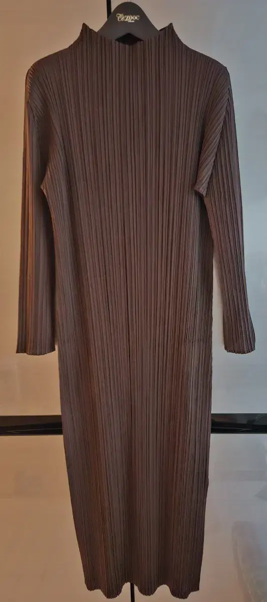 (3) Pleatspleasevahnneck Long Onepiece (wearing)