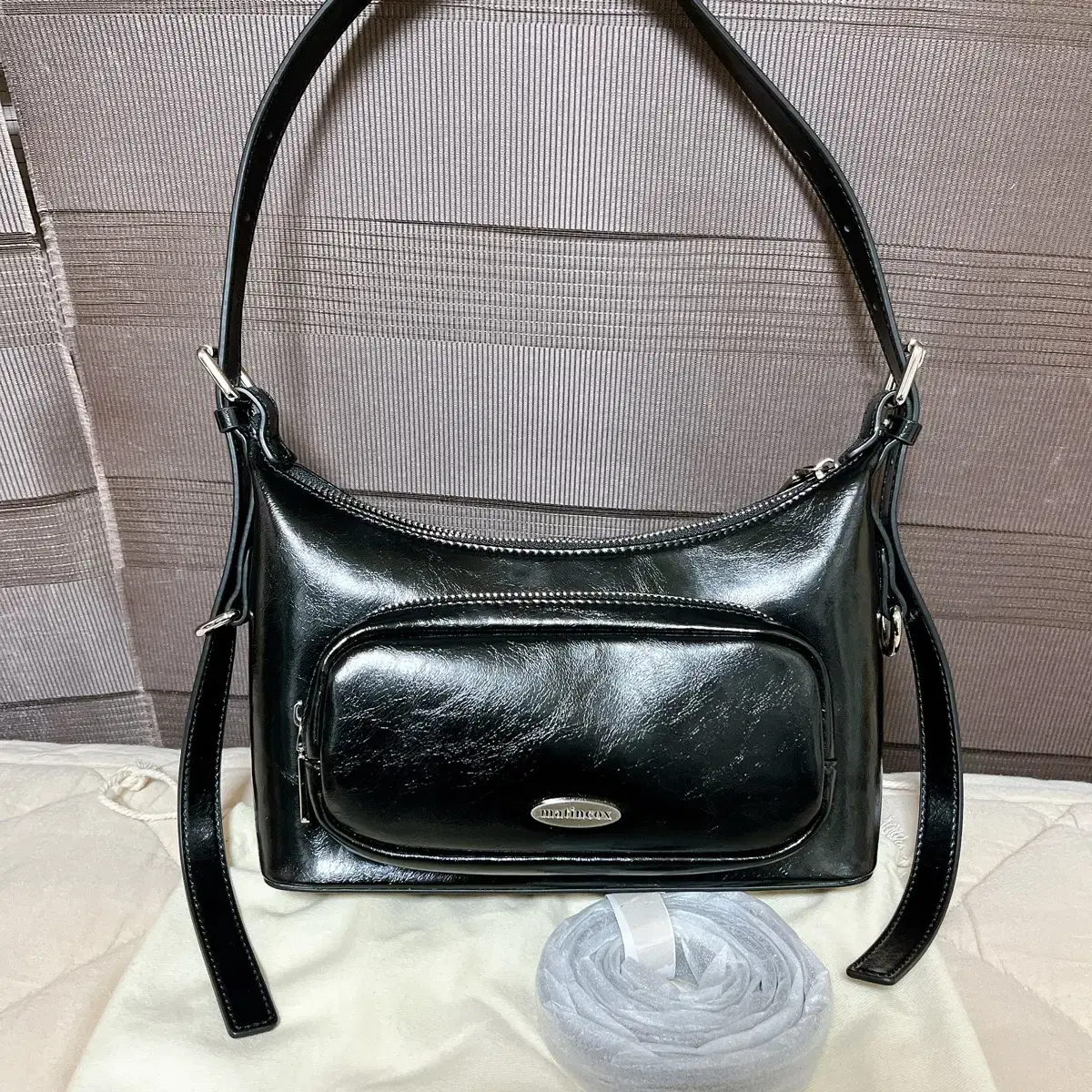 韓国FASHION [MARTINCOKS] Somi Leather Wrinkle Shoulder BAG Wide Silver Korean Style Les Sacs a Mains Tendances 2023