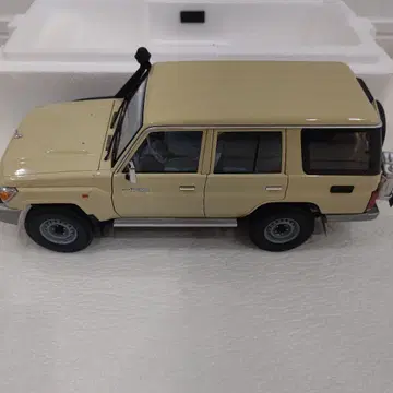 KYOSHO 1/18 도요타 랜드 크루저 76 2017 (베이지)