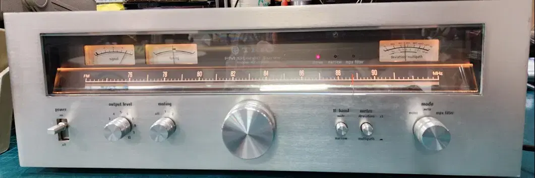 This is the KT-7700 tuner (7-string baricons) from Trio (Kenwood).