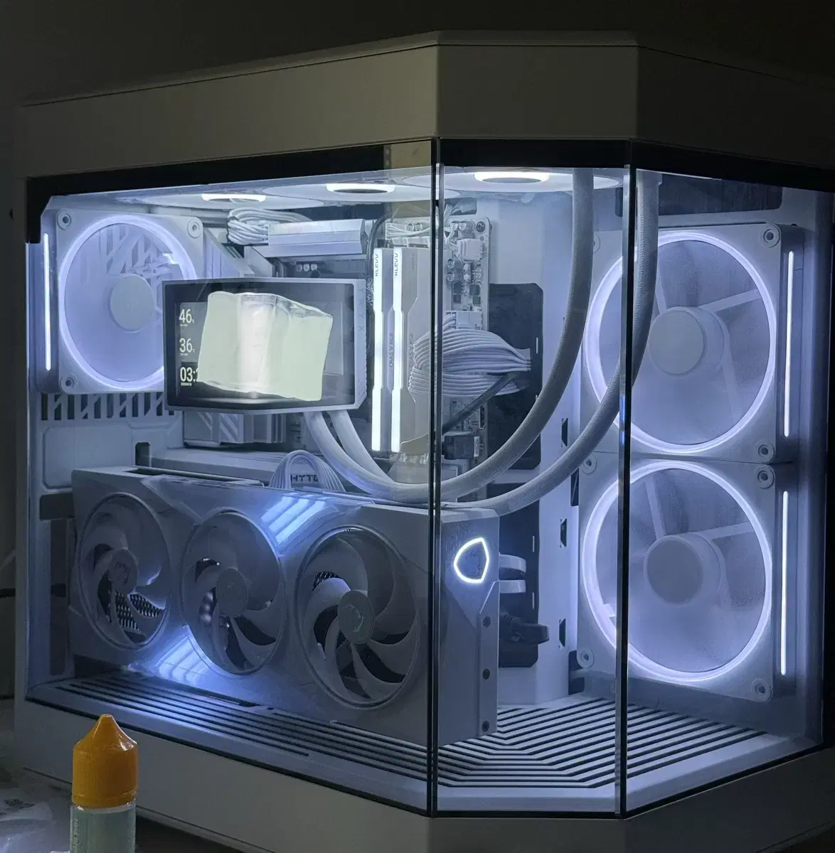 500주고 산 9800x3d 5080 화이트감성 pc