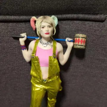 할리 퀸 피규어 골드 컬러 오버롤