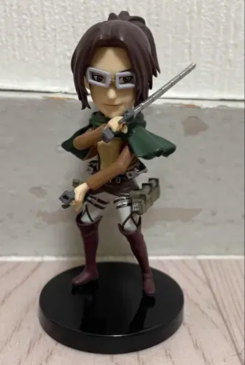 진격의 거인 한지 쵸에 월드 컬렉터블 피규어