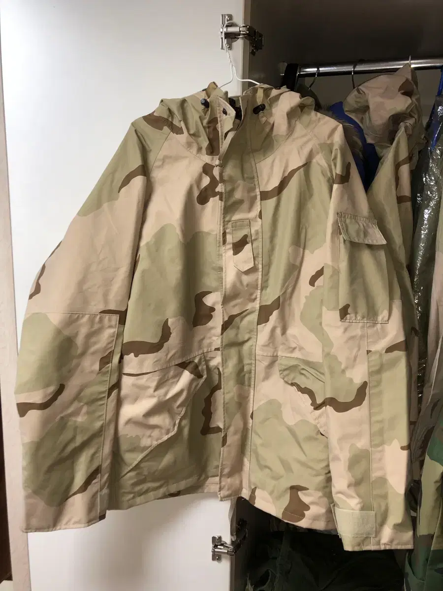 (Mint) US Army Desert Camo (Desert Tri-Color) Gore-Tex Parka M/R "Hood Tickler"