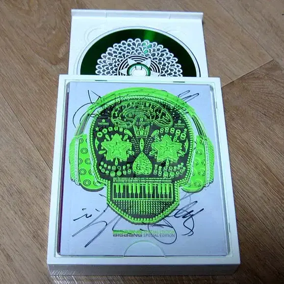 G-DRAGON | 지드래곤 special -edition CD with autographed Big