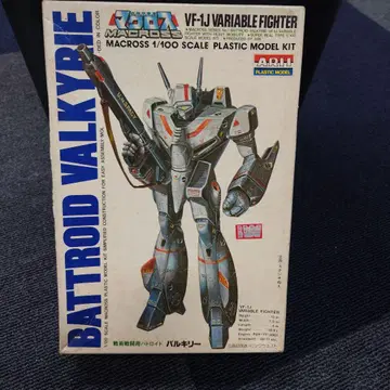 마크로스 VF-1J 발키리 1/100 프라모델