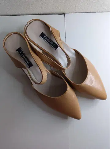 새상품 26cm 베이지 슬링백 웨지힐 펌프스