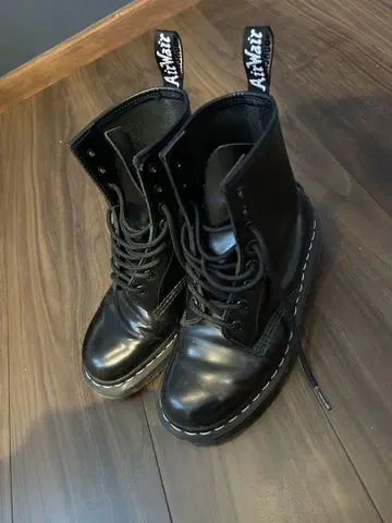 Dr.martens 닥터마틴 8홀 부츠 화이트 스티치