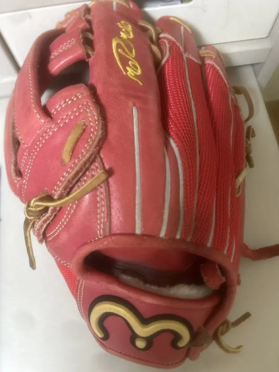 Morimoto's left-handed outfield glove