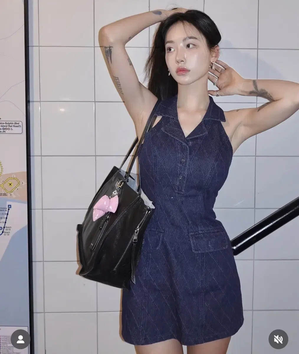 페일제이드 데님 자카드 홀터넥 원피스 드레스
