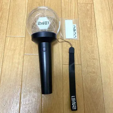 2NE1 응원봉 블랙 스트랩 부착