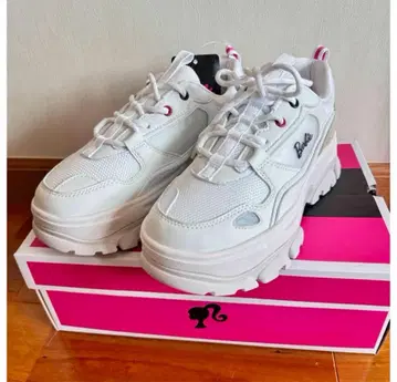 새상품 AKIII CLASSIC BARBIE 스니커즈 24cm 화이트