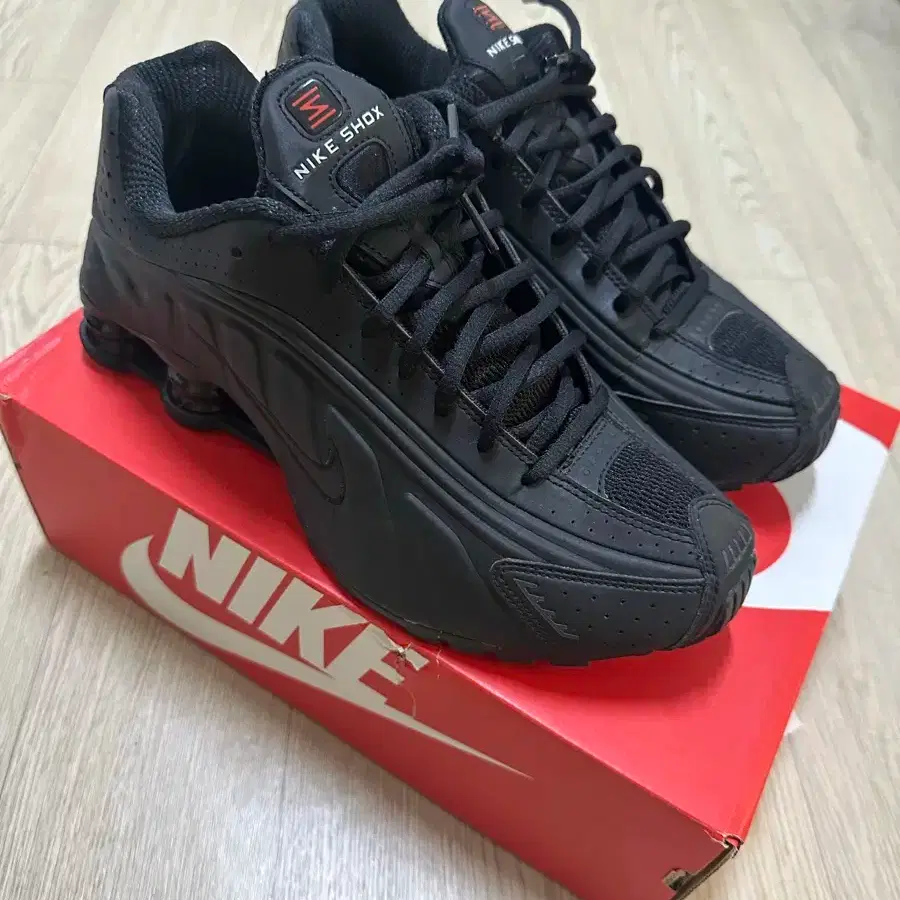 nike shox r8