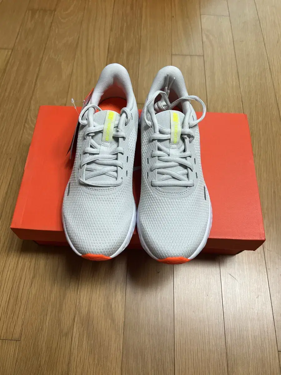 Nike Women's Revolution 5 Size 230