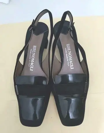 BRUNOMAGLI 브루노 마리 스웨이드 포멀 샌들 22.5cm