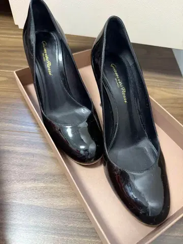 잔 비트로시 블랙 에나멜 하이힐