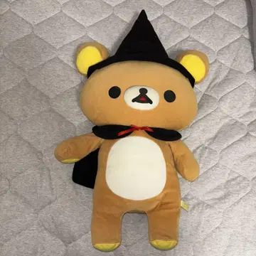 마녀 모자를 쓴 리락쿠마 봉제 인형