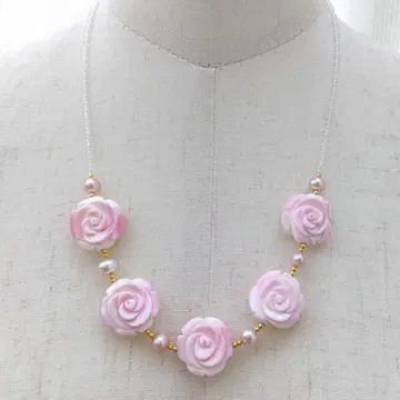 핑크 장미 모티브 네이비 쉘 목걸이 담수 진주 화이트 토파즈