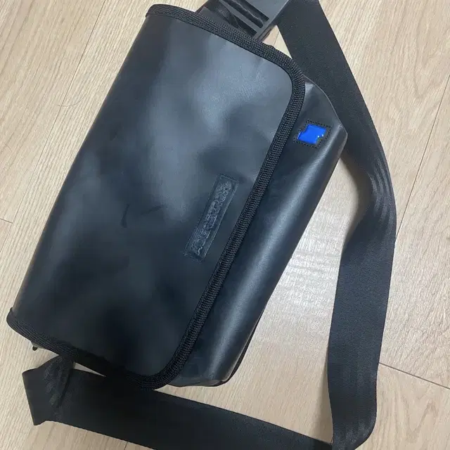 아더에러 스몰 트레이스 이스티 메신저백