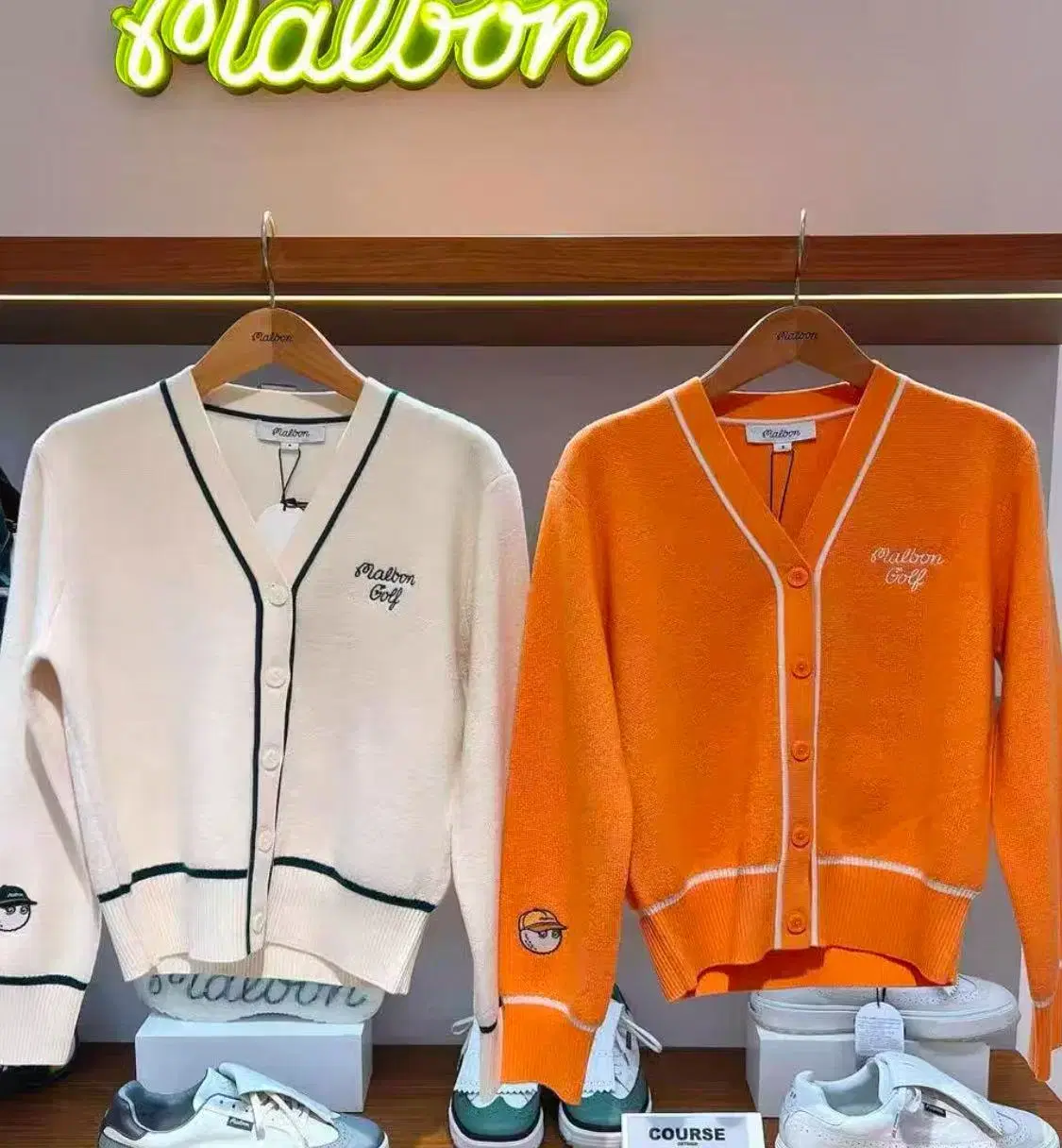 말본 malbon 여성 24신상 골프웨어 가디건 니트 로고 2컬러