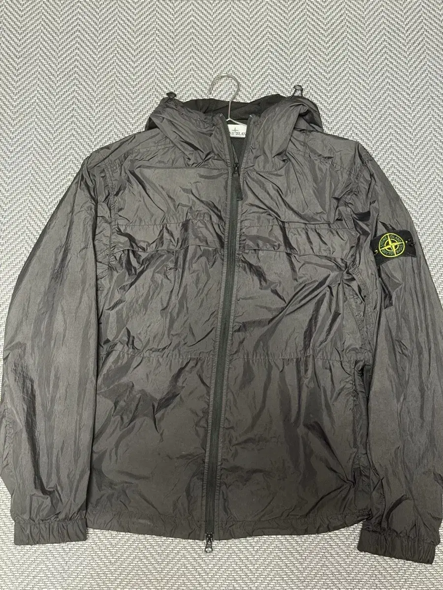 스톤아일랜드 바람막이 크링클랩스 24SS L 개급처