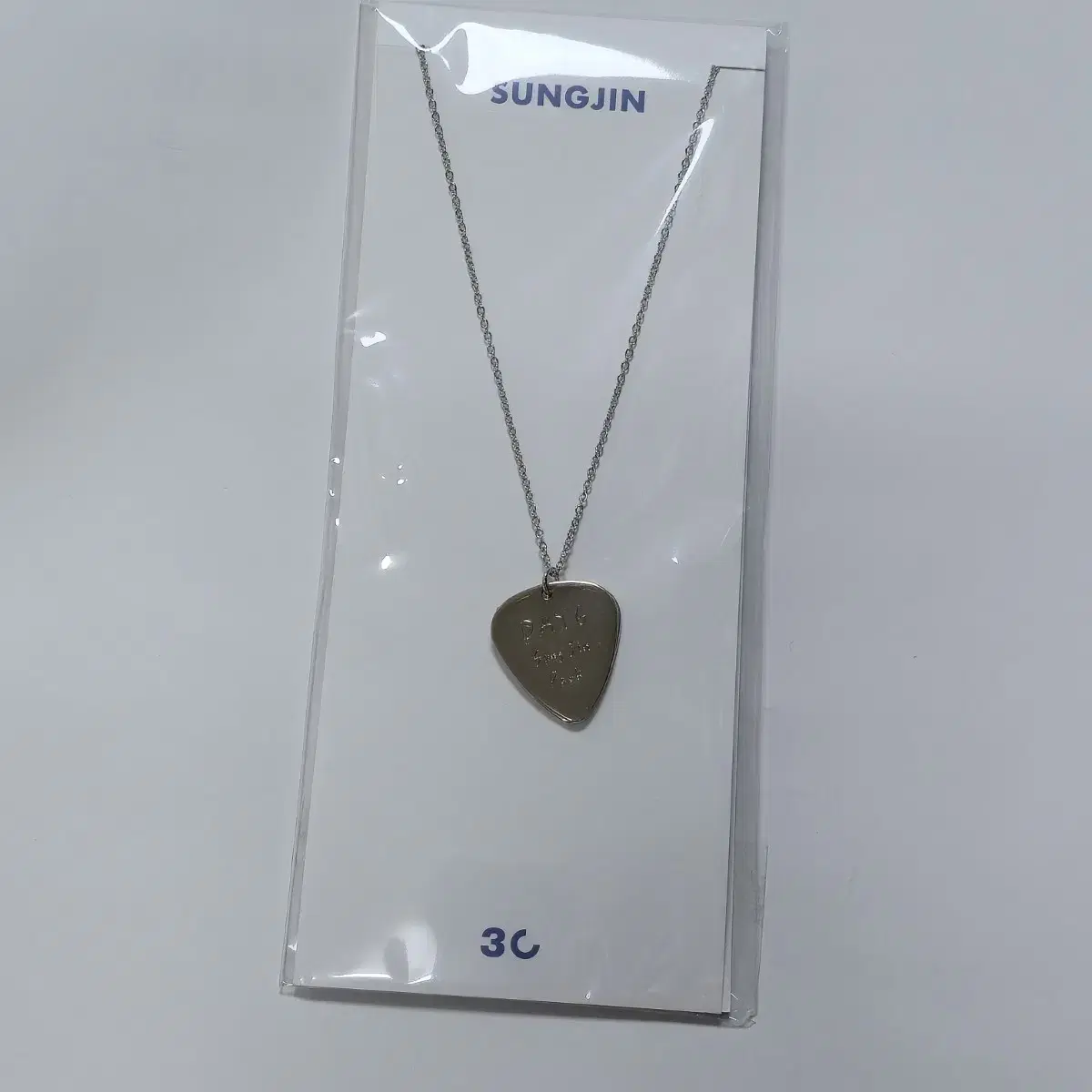 DAY6(デイシックス) ソンジン(SUNGJIN) ギターピック ネックレス