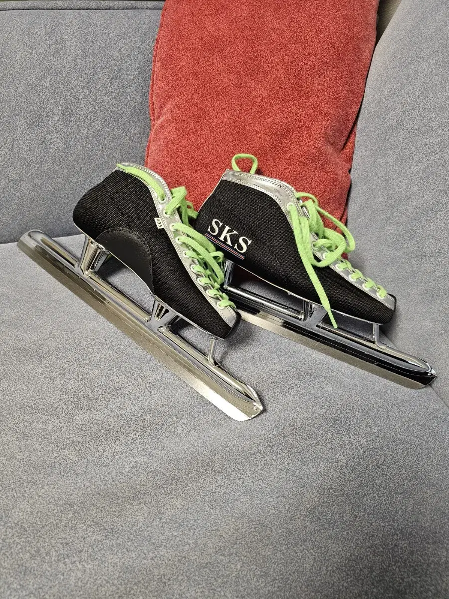 Skates for elementary school students to practice