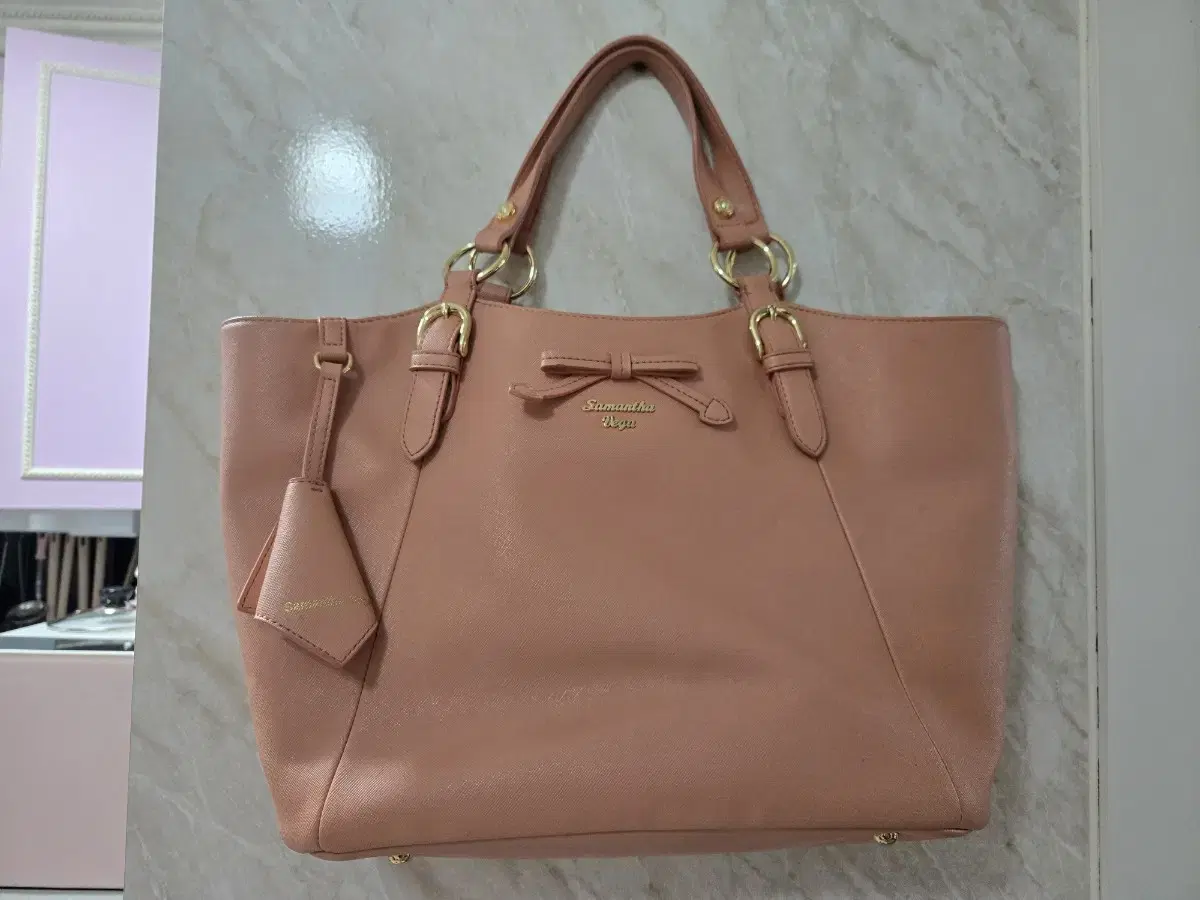 Samantha Vega Hwasa's bright Victor bag Boobusbag