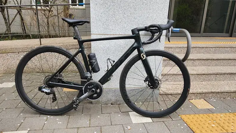 We are selling Scott Addict RC 20 M (54) size.