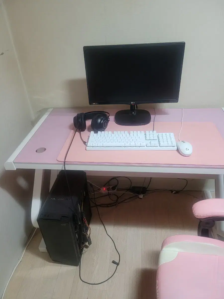 컴퓨터 본체 모니터 책상 의자 풀셋트 팝니다 상태 A급