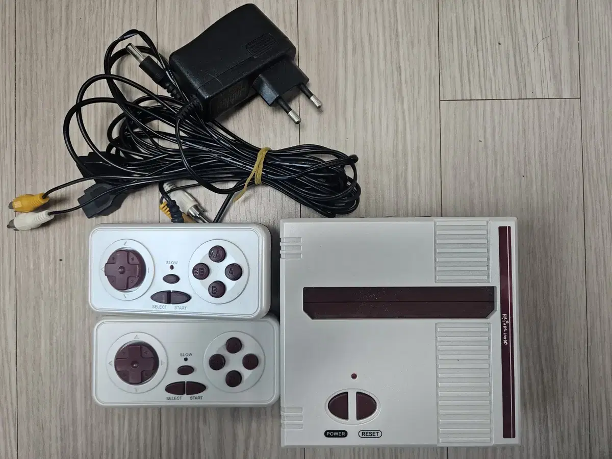 Dad, play a game! Classic retro game console (main unit + 2 joysticks)