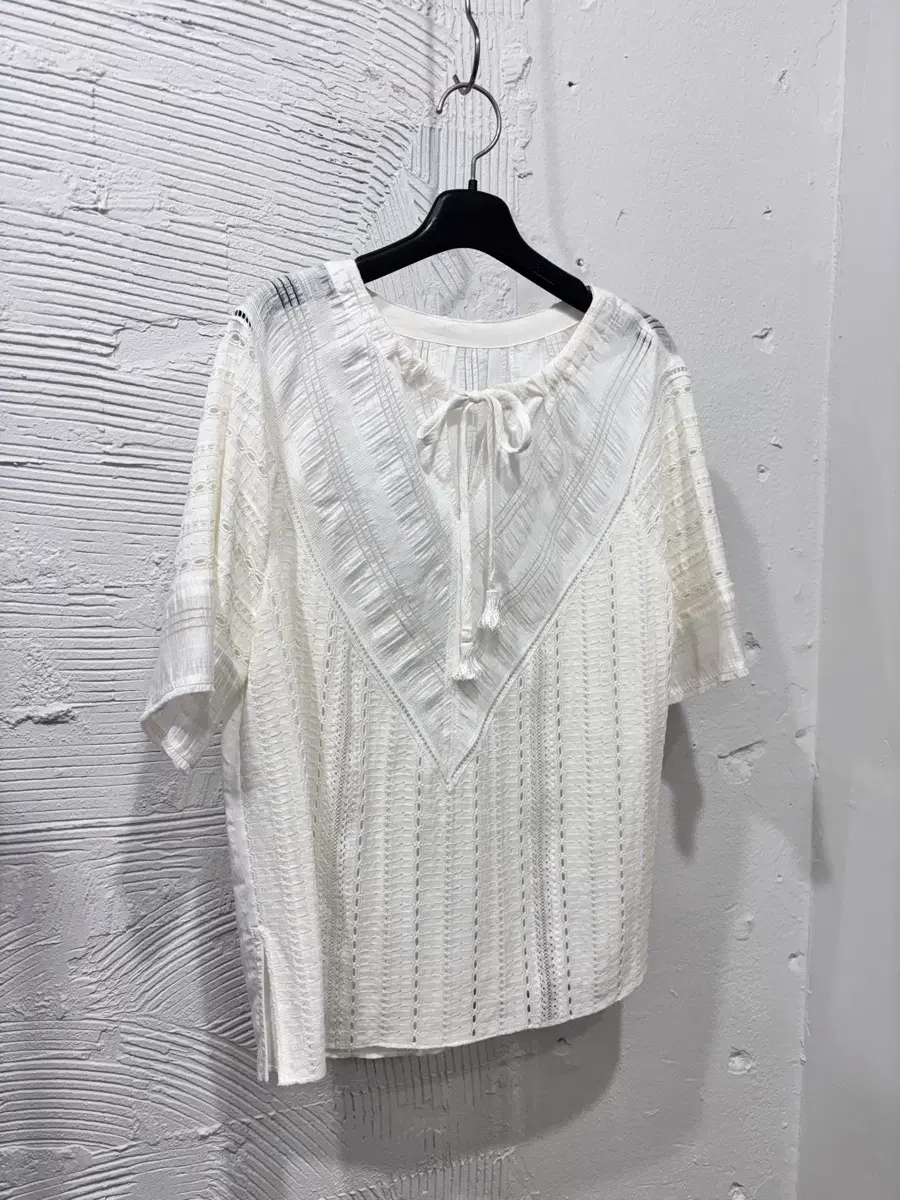 구호 아이보리 펀칭 블라우스