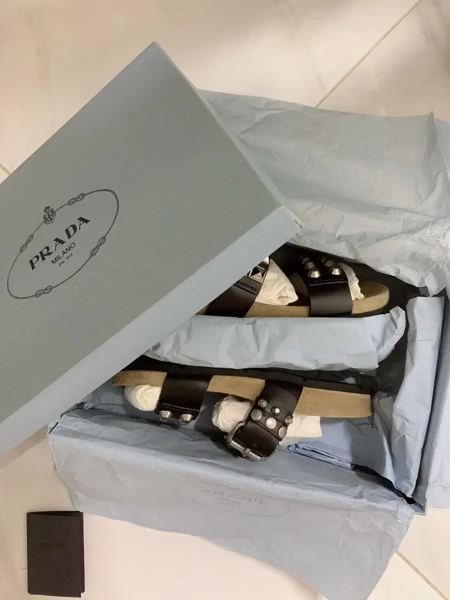 프라다 샌들 PRADA 프라다 슬러퍼 프라다신발 프라다 운동화 로저비비에