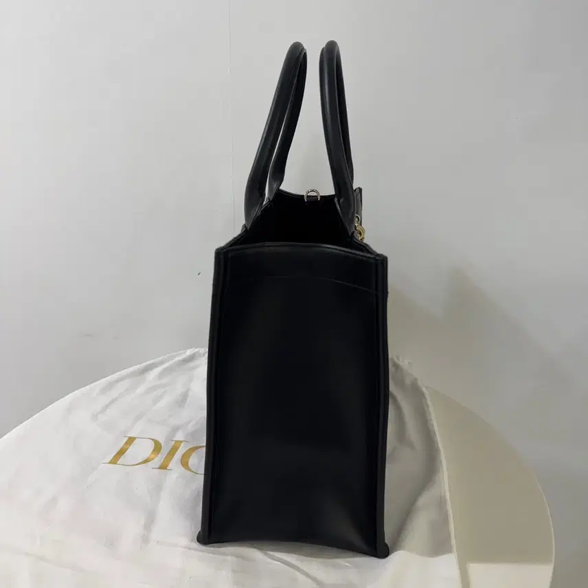 디올 [미사용 새상품급] 북토트 레더 미디움 백 사진 4