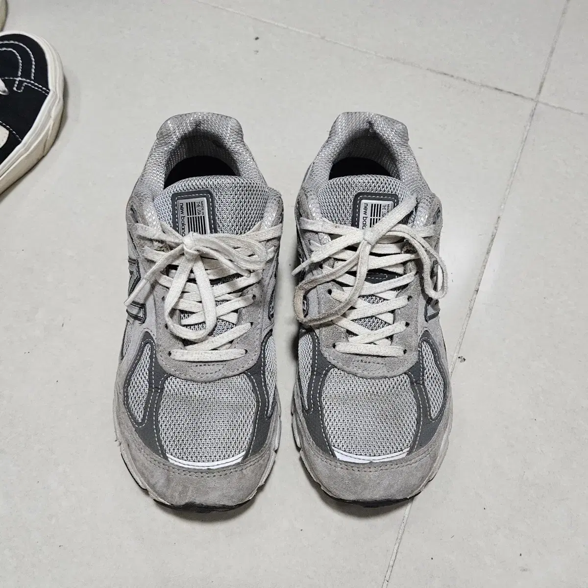 뉴발란스 990V4 사이즈 235 판매합니다.