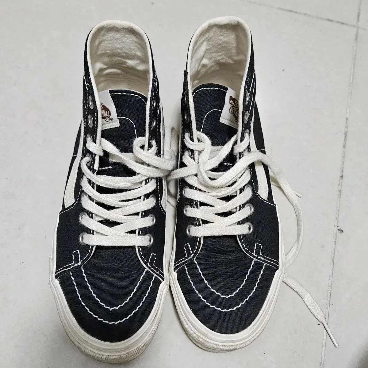 Vahn's Skate High 235 size is for sale.