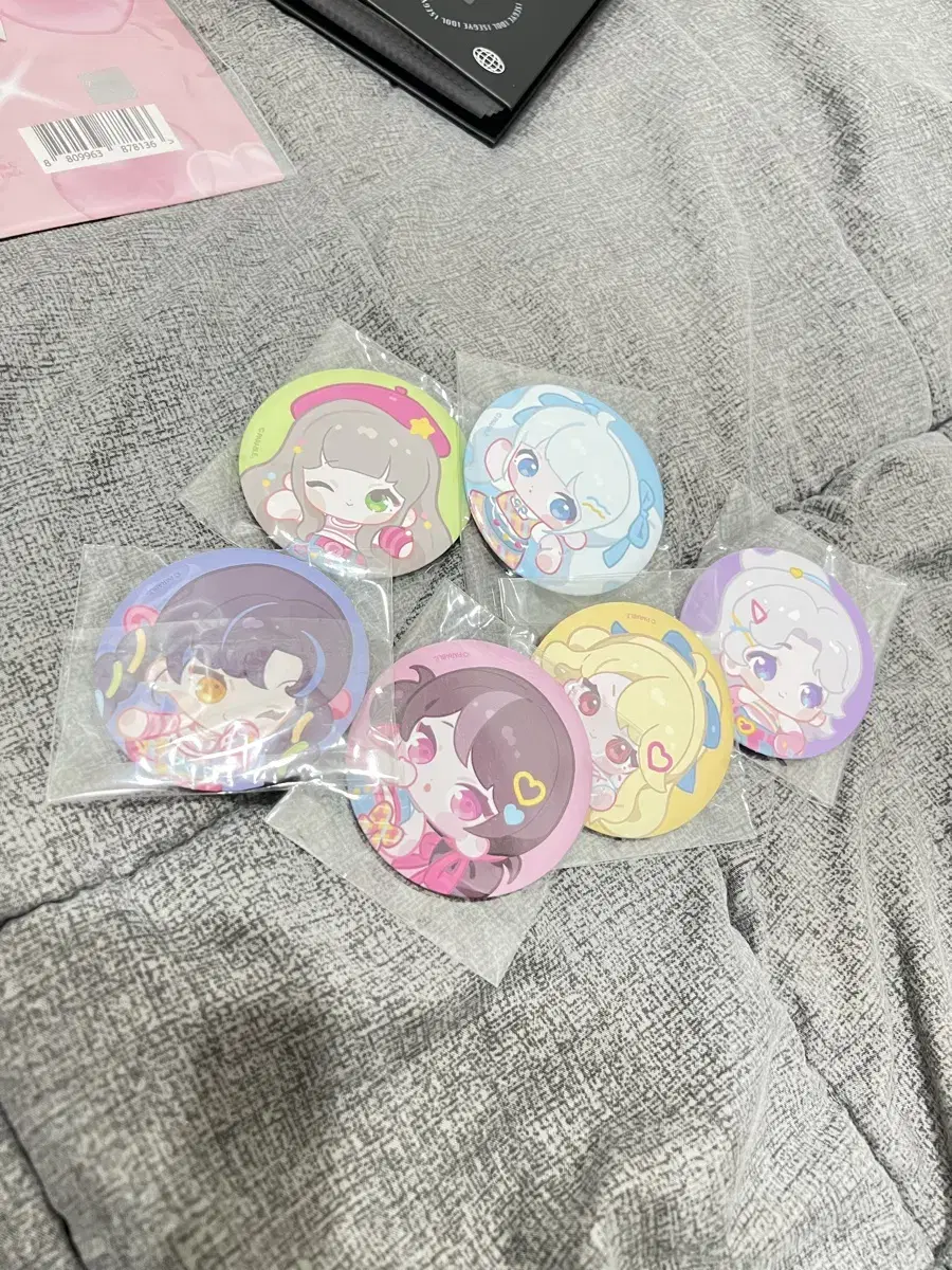 Quick sale: 6 badges of former Lee Se-dol members