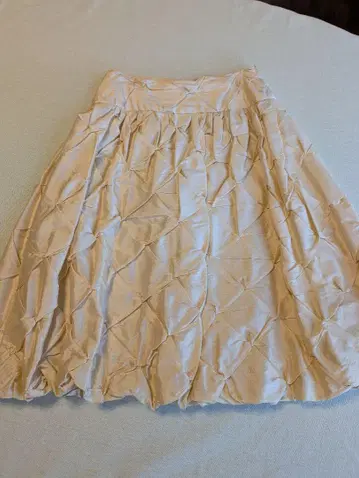 베이지 플레어 스커트 무릎 기장 새틴풍 FOXEYBOUTIQUE