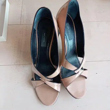 마크 제이콥스 베이지 오픈토 하이힐