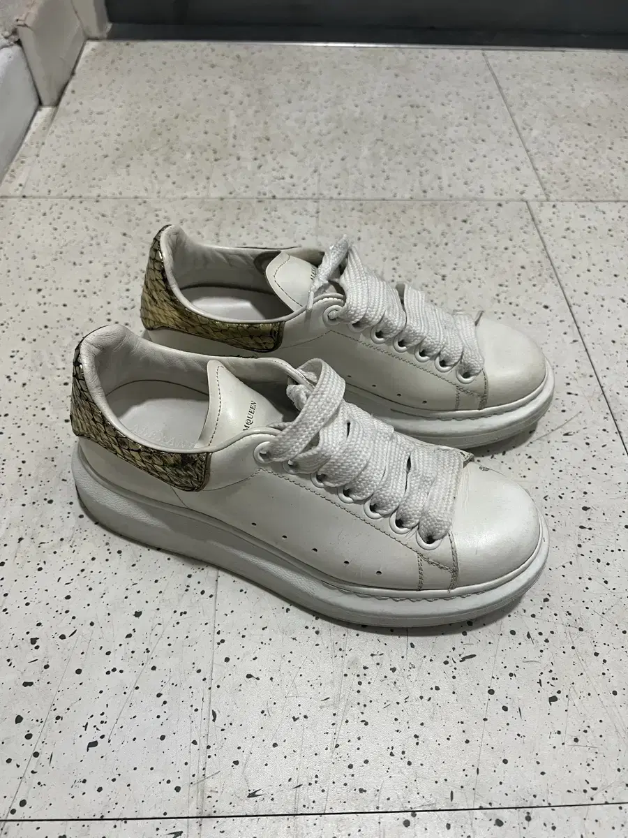 Alexander McQueen Europe 36 size