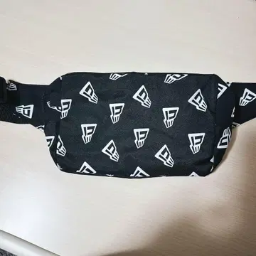 뉴에라 블랙 숄더백