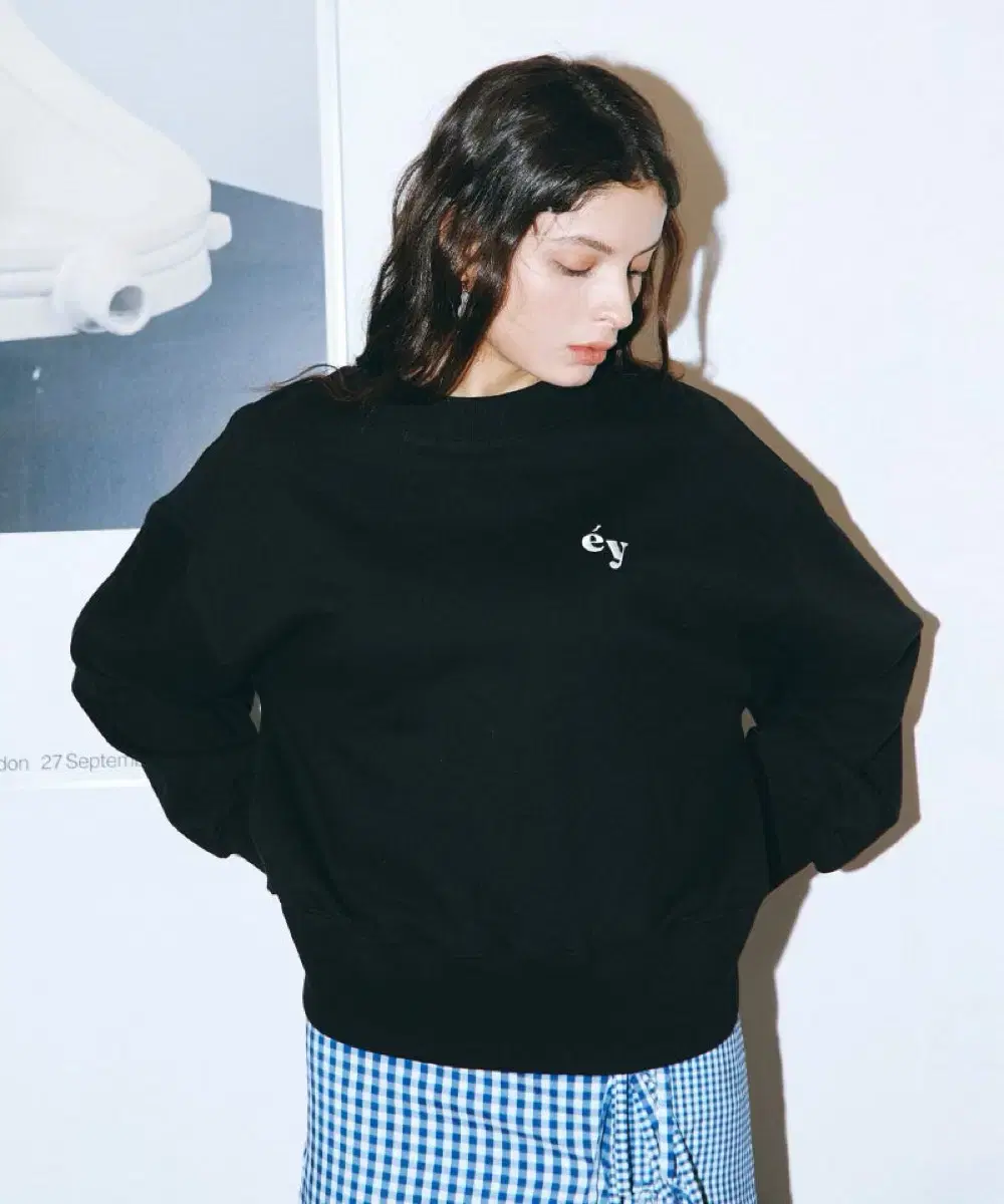 EYE EYE Small Logo Man-to-man Black Kim Go-eun